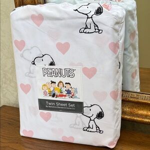 Peanuts Snoopy Twin sheet set. - Pink Hearts on White
